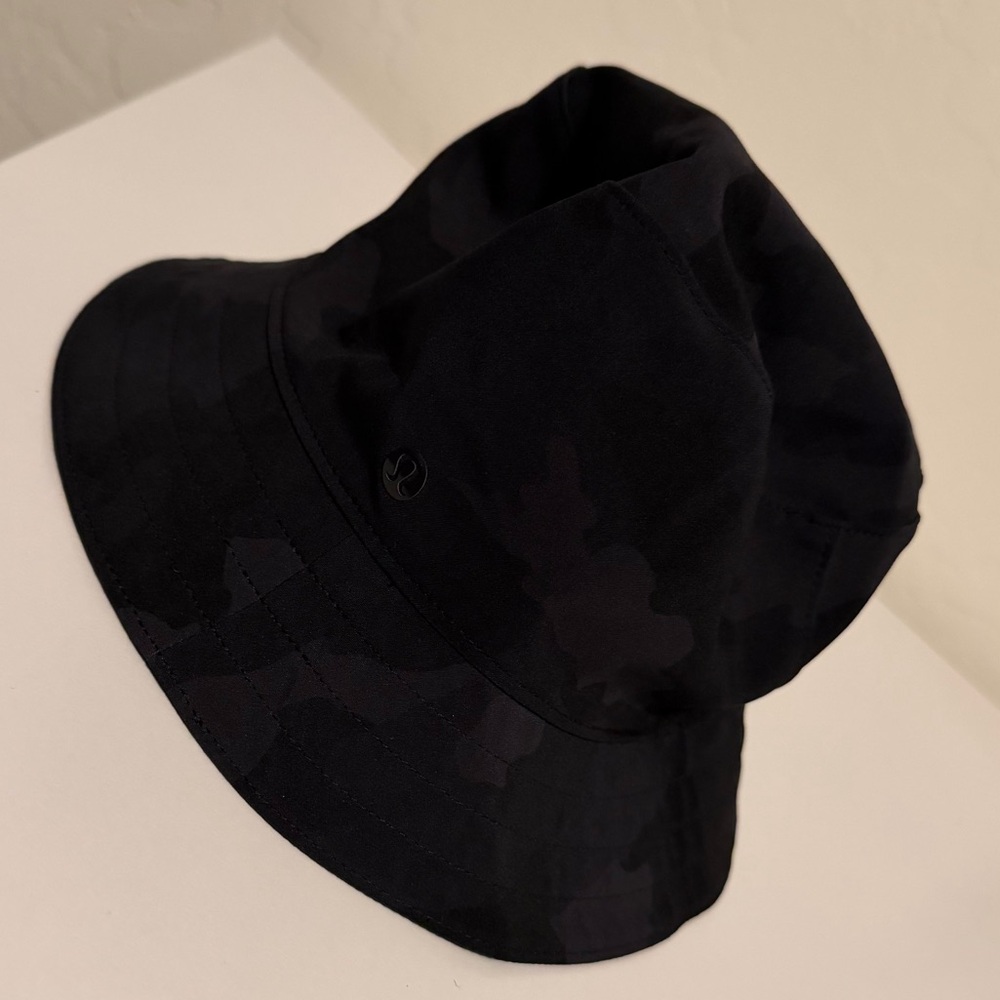 lululemon athletica reversible black camo and black Bucket Hat